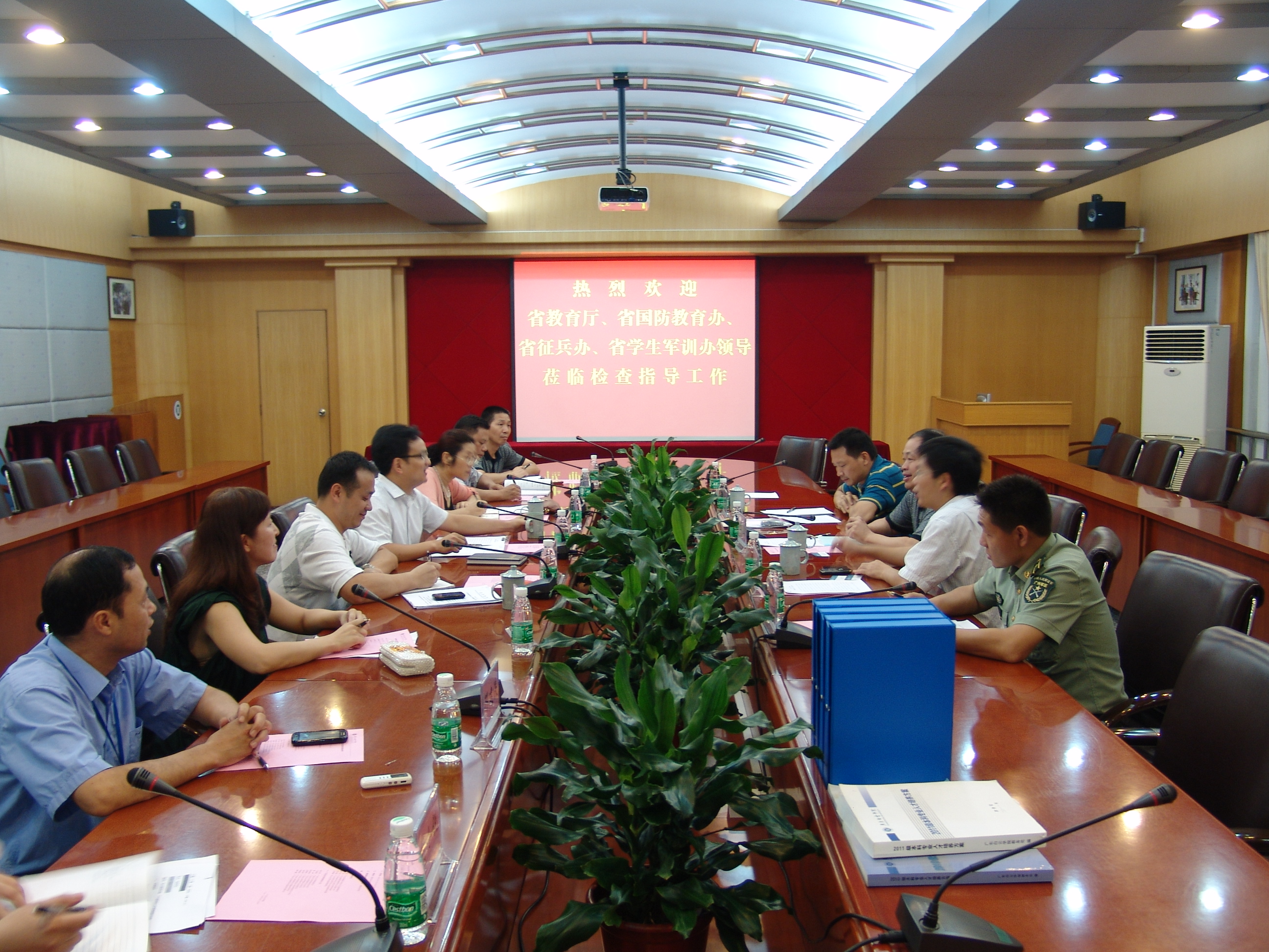 侯立兵副校长向检查团汇报我校国防教育工作