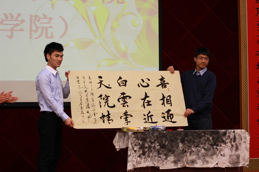 广技师现场书毫并赠与我校学生会
