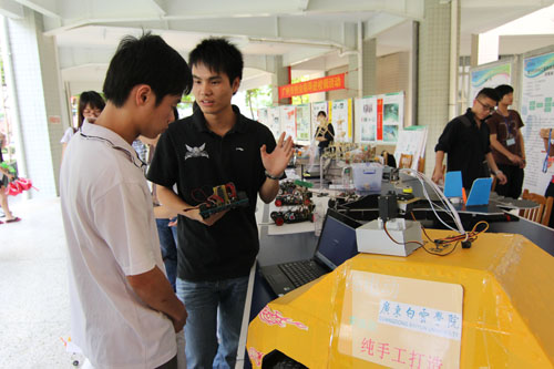 广东白云学院CDIO项目教学成果展示中制作人向同学介绍其作品1