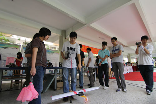 广东白云学院CDIO项目教学成果展示中制作人向同学介绍其作品2