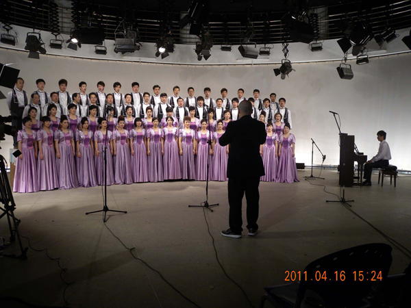 广东白云学院师生党员在艺术楼影视棚录制参赛曲目